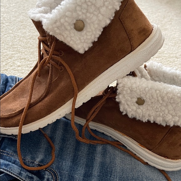 Gypsy Jazz Brown Ankle Boots with White Fur Lining - Picture 8 of 14